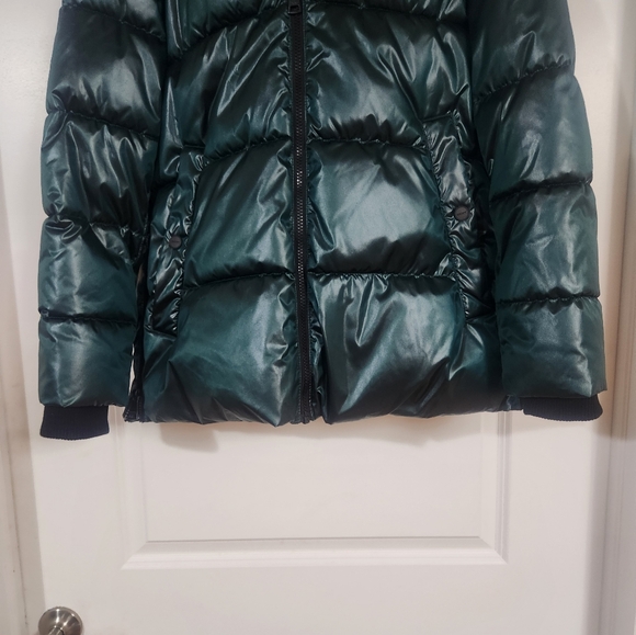 DKNY shiney puffer jacket with faux fur collar. - Picture 6 of 7